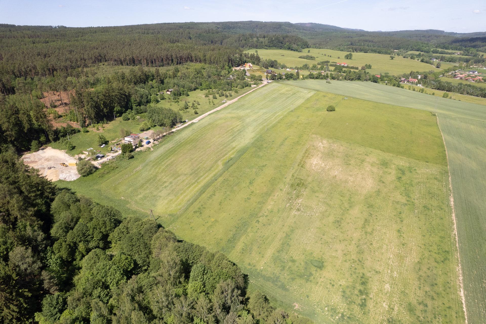 Mapa nieruchomości: widok z lotu ptaka z zaznaczonymi 6 działkami